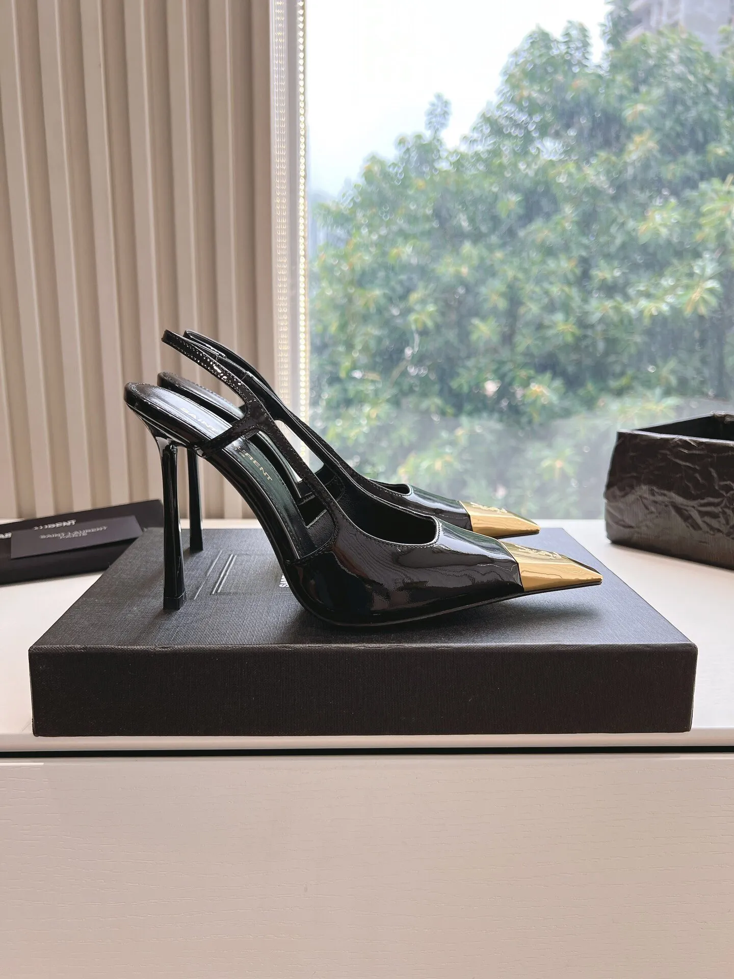 👟👟Ex-factory price 560👟👟 Top-quality Saint Laurent/Yves Saint Laurent Lee metal buckle single shoes, YSL sister's beautiful high heels, and the small square toe of the same style as Saint Laurent Rose. High-heeled shoes are very good at modifying the foot shape, luxury metal chain. In recent years, SL👟👟Ex-factory price is that women are becoming more and more understanding of high-heeled shoes. The embarrassing design impression of waterproof platform models has been eliminated. YSL's beautiful high-heeled shoes Upper: Imported patent leather/cowhide Sole: Genuine leather outsole Heel height: 11cm Size 35-39 (40, 41 customized, non-refundable and non-exchangeable)